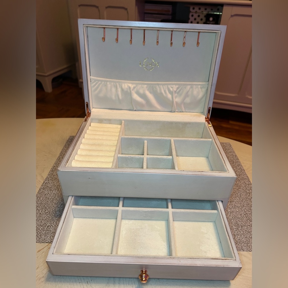Elegant off White Jewelry Organizer LENOX